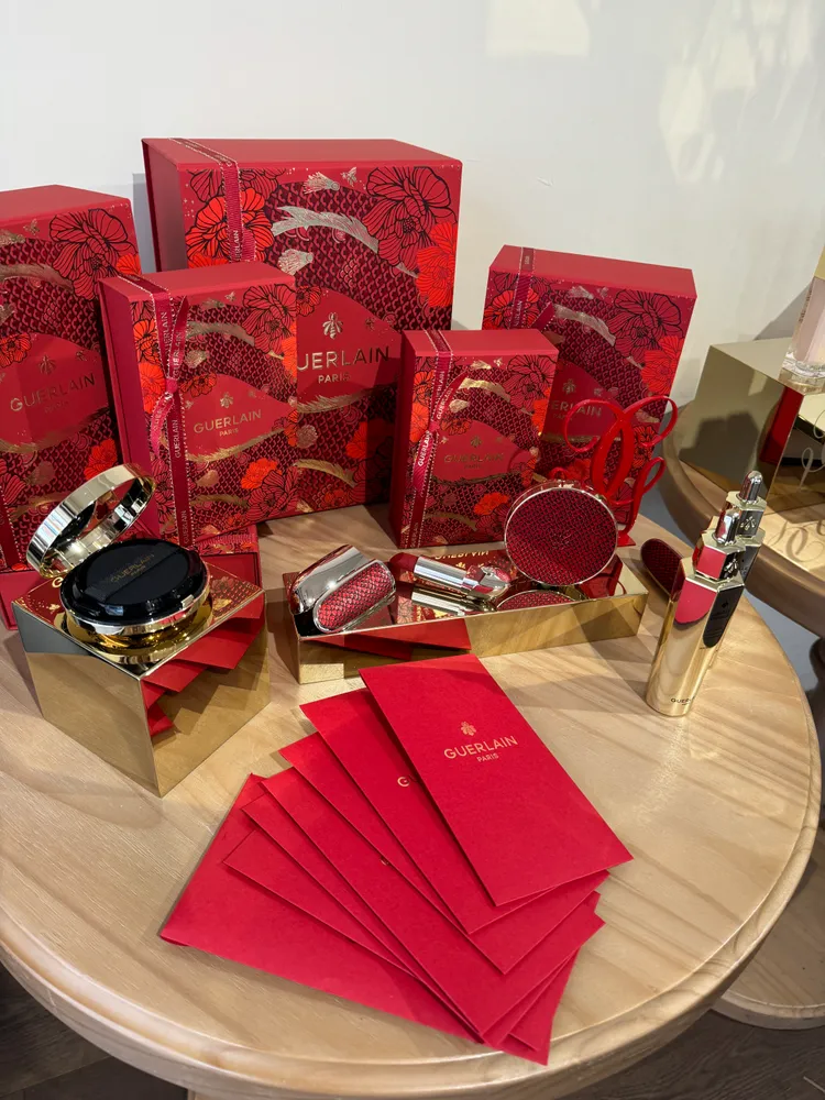 嬌蘭於官網通路推出龍年限定版法式經典禮盒包裝。張家玲攝