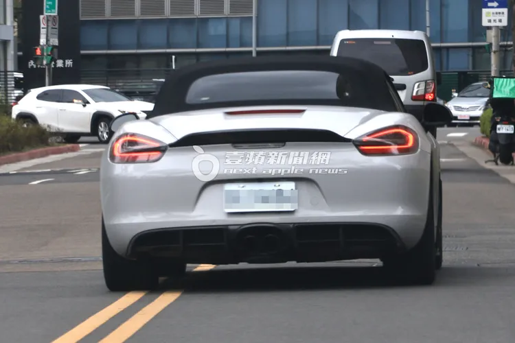 Gino日前結束momo購物網記者會，開著要價482萬元的保時捷718敞篷跑車離開。特勤中心攝