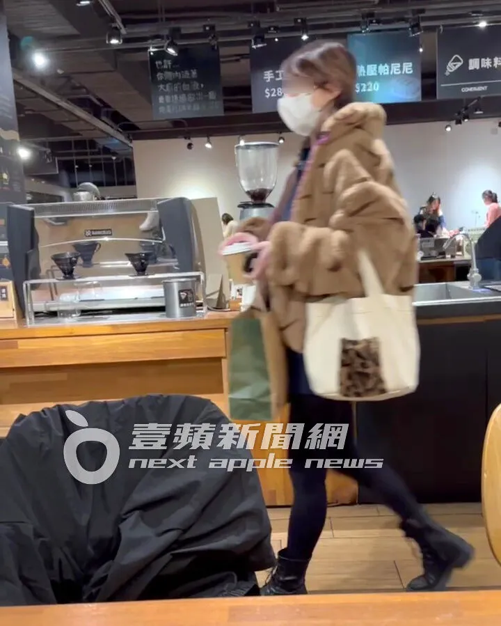 Gino貼心去開車，新歡則幫忙結帳及打包剩餘食物裝袋，分工合作頗有默契。讀者提供