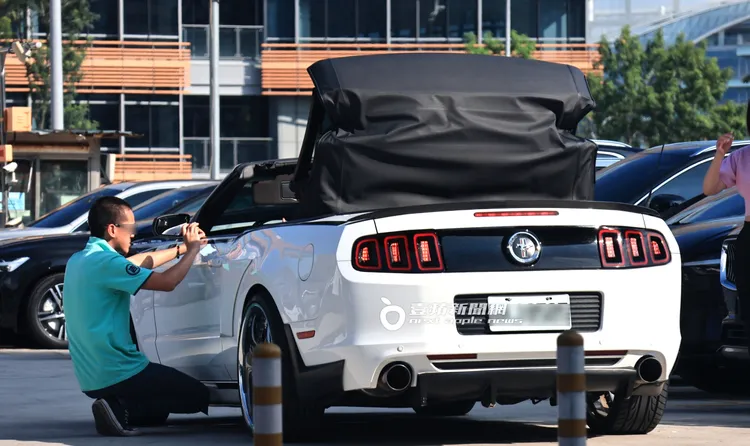 Gino掀起野馬敞篷讓友人仔細觀賞愛車。特勤中心攝