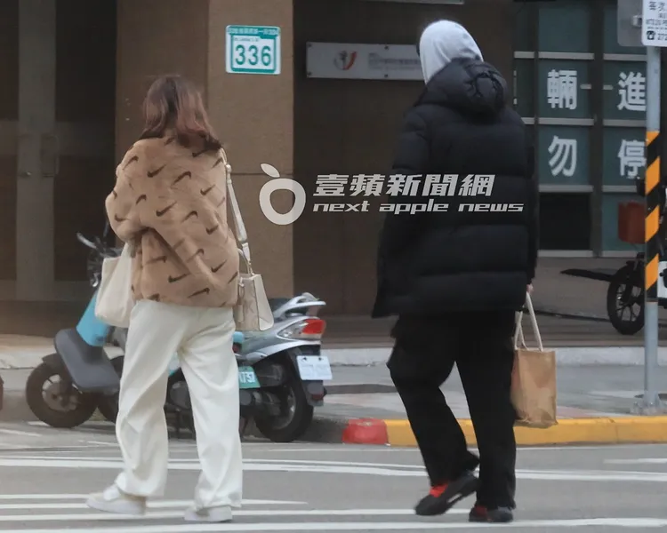 Gino（右）與新歡「纖細妹」過馬路走去刺青店。特勤中心攝