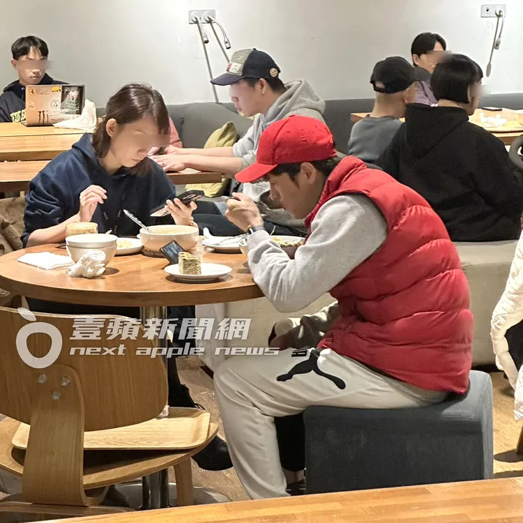 Gino（右）一身休閒打扮，與新歡「纖細妹」在內湖覺旅咖啡共進晚餐。讀者提供