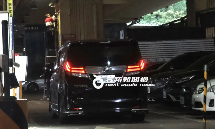 Gino開著318萬元的Toyota Alphard保母車，載新歡到建國花市停車場排隊進場。特勤中心攝