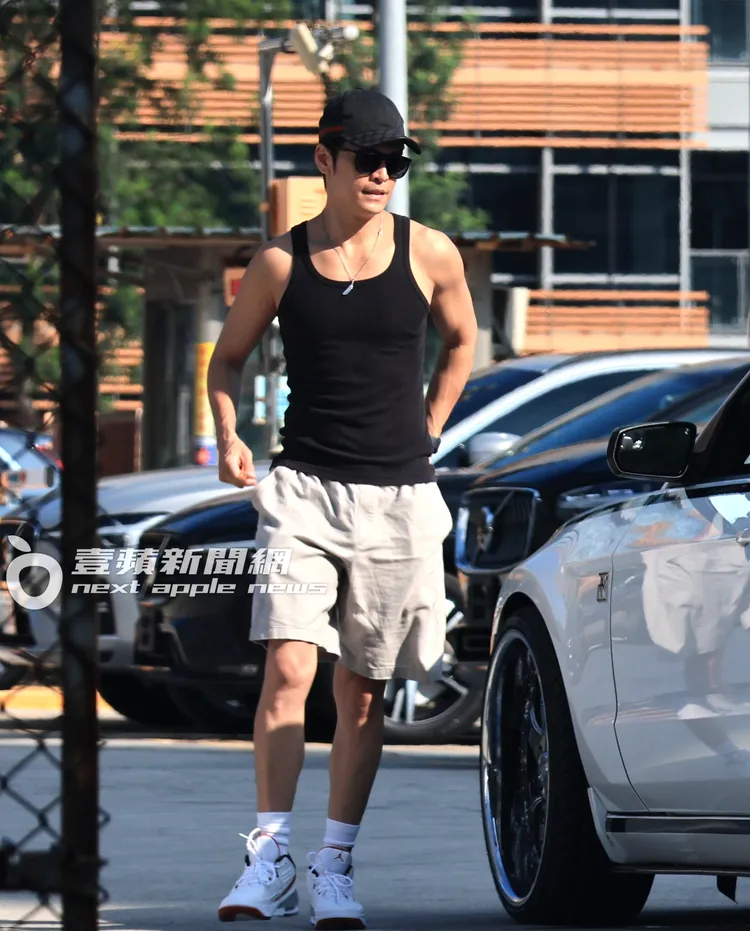 Gino頭戴售價21000元的GUCCI經典壓印棒球帽，腳踩喬丹限量球鞋。特勤中心攝