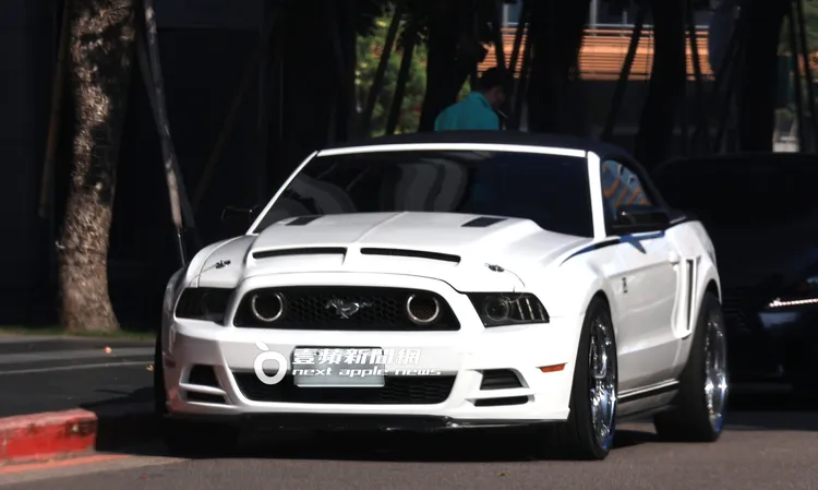 Gino也曾駕駛價值240萬元的Ford野馬敞篷跑車5.0GT外出亮相。特勤中心攝