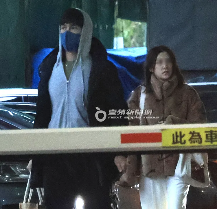 Gino（左）與長相可愛的新歡並肩走出停車場，最萌身高差頗為登對。特勤中心攝