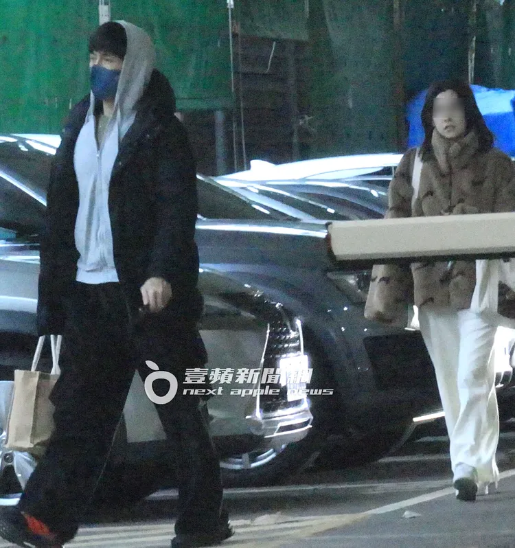 Gino貼心幫新歡提包包，「纖細妹」走在身後深情望著他背影。特勤中心攝