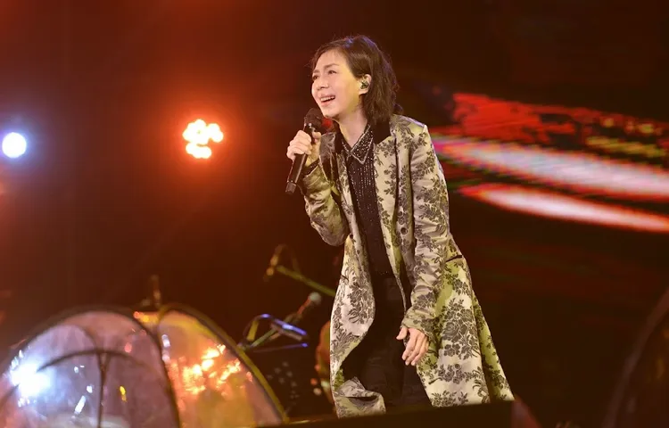 萬芳熱情開唱。TVBS提供