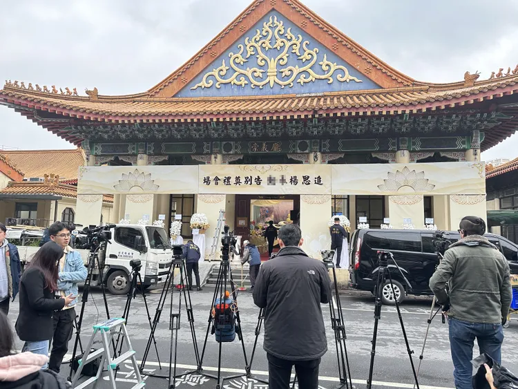 告別式會場已有多家媒體守候。曾佳俊攝
