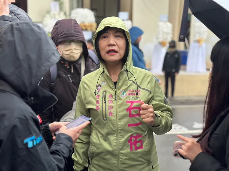 板橋市政顧問石一佑說明整個告別式流程，她也是家屬在過程中最深為信賴的人。曾佳俊攝