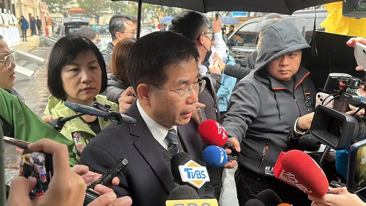 教育部長潘文忠到場致意，離開時表示校園安全加強管制規劃，將會在新學期開始前公布。曾佳俊攝