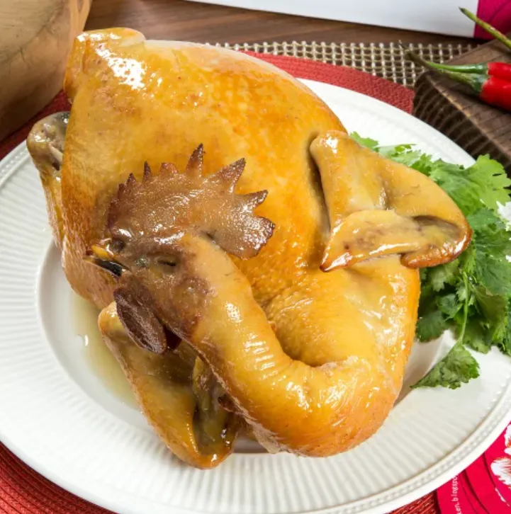 阿雪黃金悶燻野放全雞原價1620元，特價1440元。業者提供