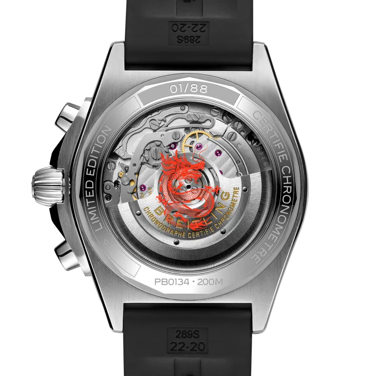 百年靈Chronomat 42機械計時腕錶龍年限量版錶背。品牌提供