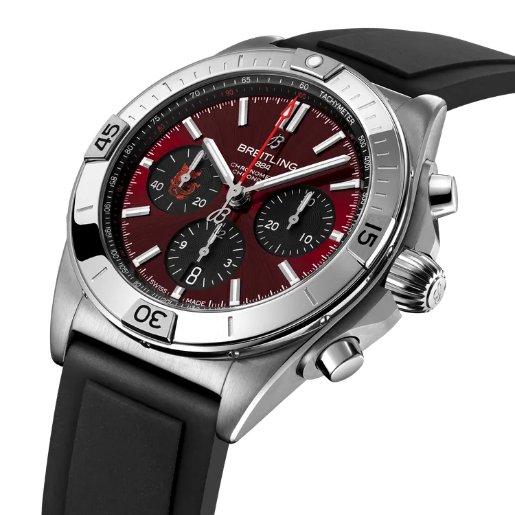 百年靈Chronomat 42機械計時腕錶龍年限量版，42mm，精鋼錶殼，酒紅色錶面，黑色橡膠錶帶，百年靈自製01型機芯，動力儲存70小時，防水深度200米，限量88只。品牌提供