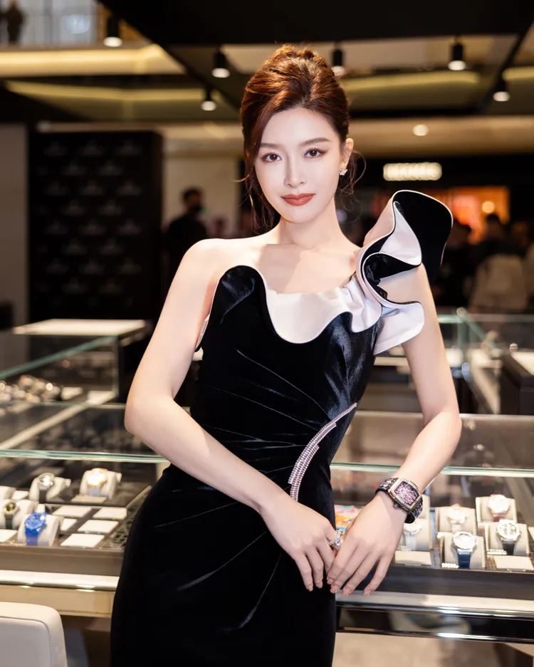 港星文詠珊戴上HUBLOT Spirit of Big Bang鈦金腕錶龍年限量款