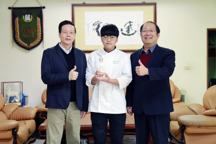 中華醫大餐旅系學生李帆畇（中）榮登全國技職風雲榜並獲頒「技職之光」獎座，與孫逸民校長（右）和系主任林士民（左）分享榮耀與喜悅。中華醫大提供