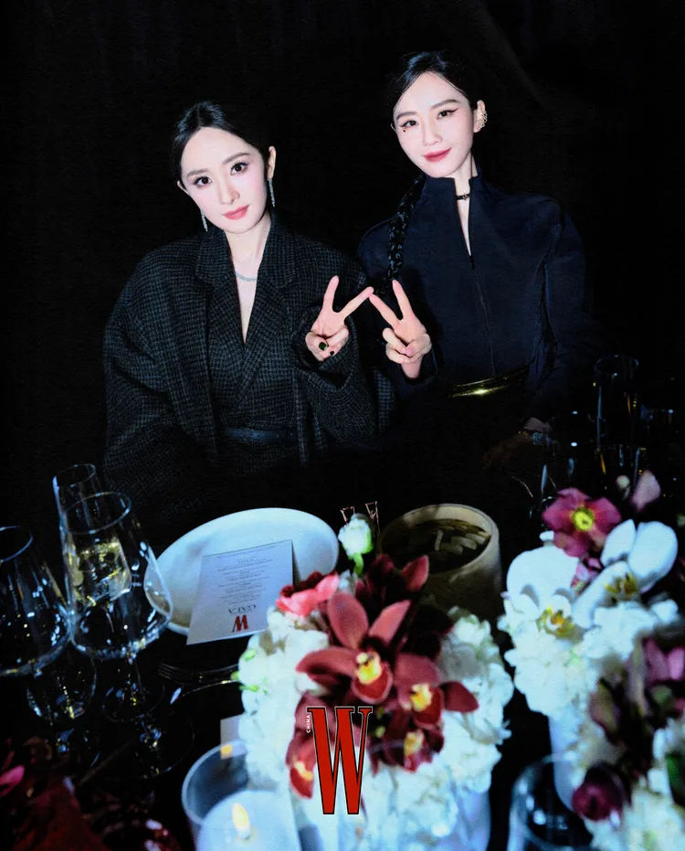 「仙劍姊妹」楊冪、劉詩詩同桌比W。翻攝W中文版微博