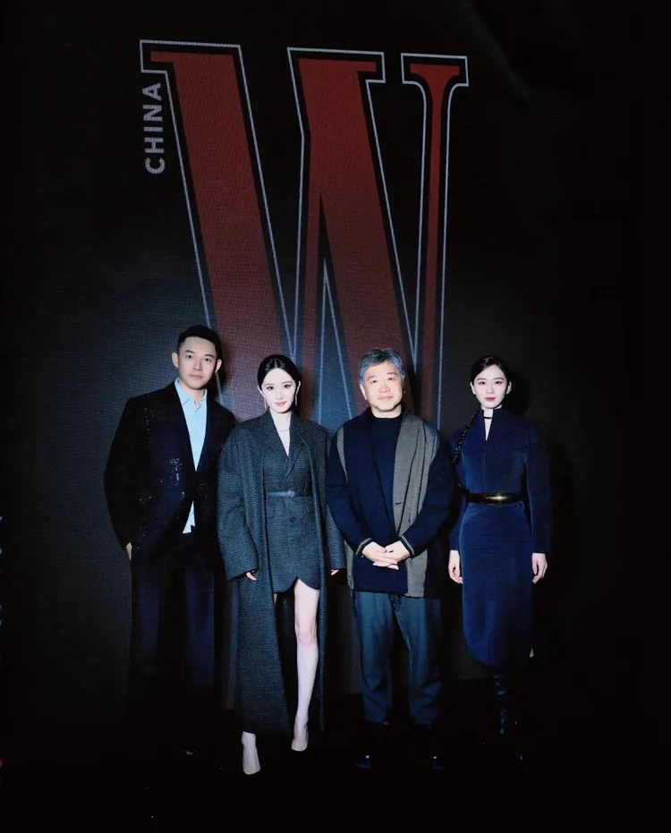 《嘉人》、《W中文版》CEO孫賽賽（左起）發布和楊冪、是枝裕和、劉詩詩在《W年度盛典》的晚宴合照。翻攝南齋散人微博 ​