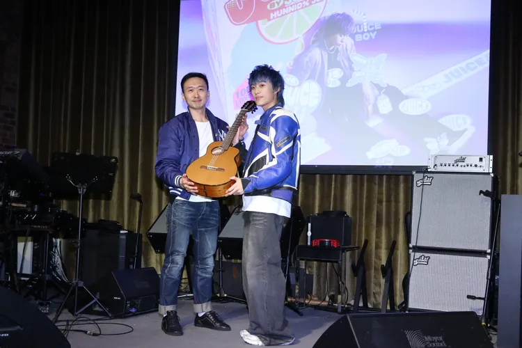 公司的高層──華納音樂董事總經理楊國修先生特別趁著記者會送上一把吉他給他。娛樂中心攝