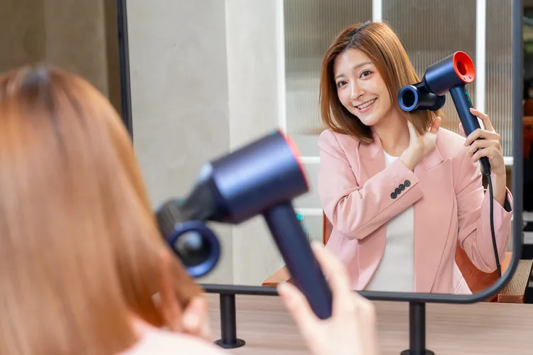 Dyson Supersonic吹風機普魯士藍托帕石拼色即日起在台上市，1萬4600元。品牌提供