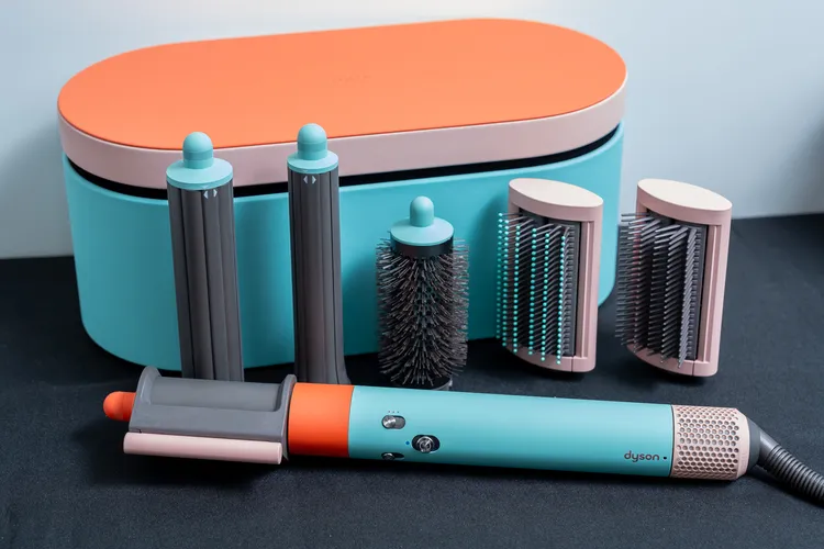 Dyson Airwrap造型器HS05搭配有6款配件與髮梳。品牌提供