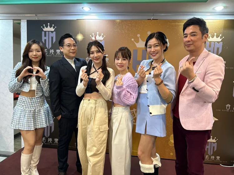 靚靚（左起）、陳熙之、劉心語、簡嫙、貞貞、成潤出席公司尾牙宴。趙大智攝