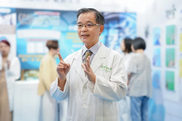 台塑生醫研發團隊林旭華醫師表示，治療與保養同樣重要，「骨架要正、關節要穩、骨頭要硬、肌肉要強」，用藥不是唯一的選擇，手術更是不得已的最後手段，平時保健才是最重要的功課。