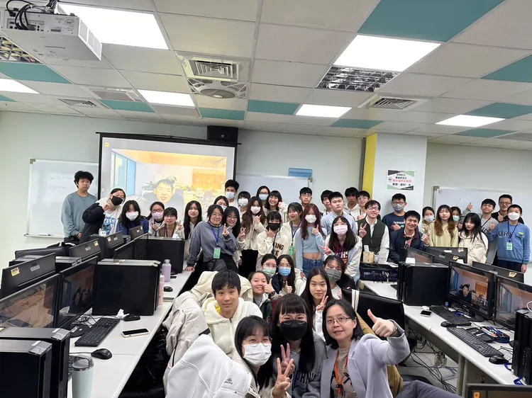 十大傑出青年陳景維進行演講，傳遞重要的生命教育訊息，課程不僅致力於科學知識的傳播，更著眼於社會共融的議題。央大提供