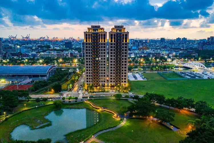 75期重劃區擁有都會中難得的開闊綠地與水岸休憩機能，被譽為「南高雄的農十六特區」，擁有公園、運河雙景觀第一排優勢的「禾豐」。(圖/永信建設提供)