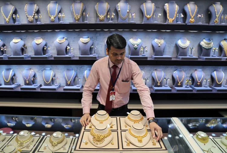 世界黃金協會預測，2024年全球黃金需求將獲「明顯」提振；圖為印度一間金飾店。路透社
