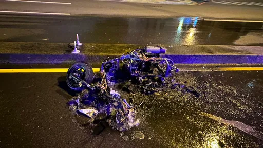 機車擦撞後倒地滑行成火球 燒剩殘骸!騎士幸運擦傷送醫