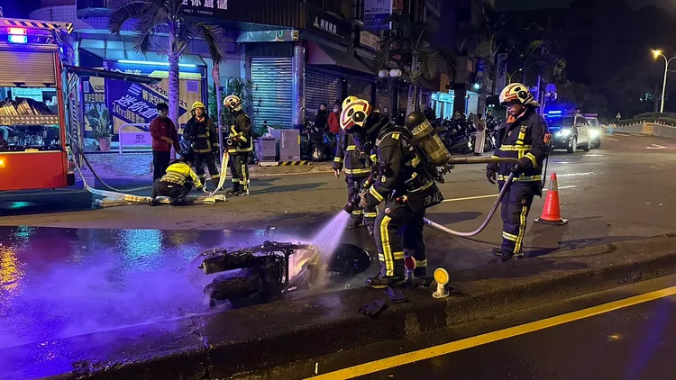 消防人員撲滅火勢。民眾提供