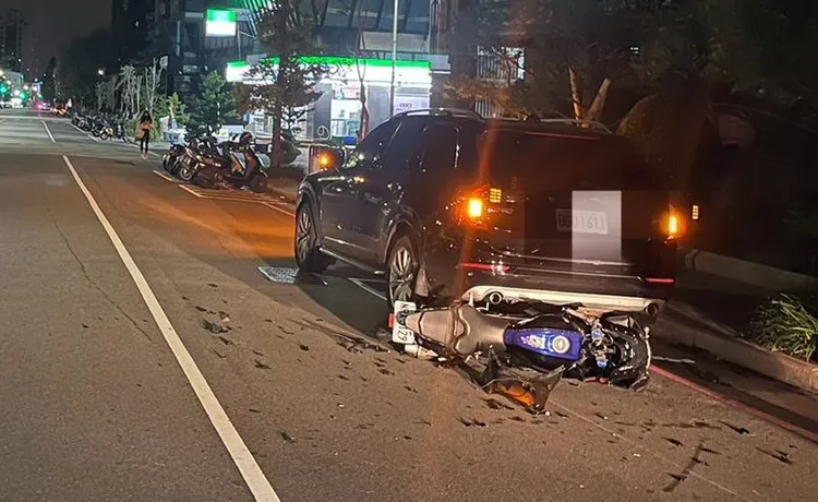 停在路邊的2輛汽機車遭許男衝撞。民眾提供