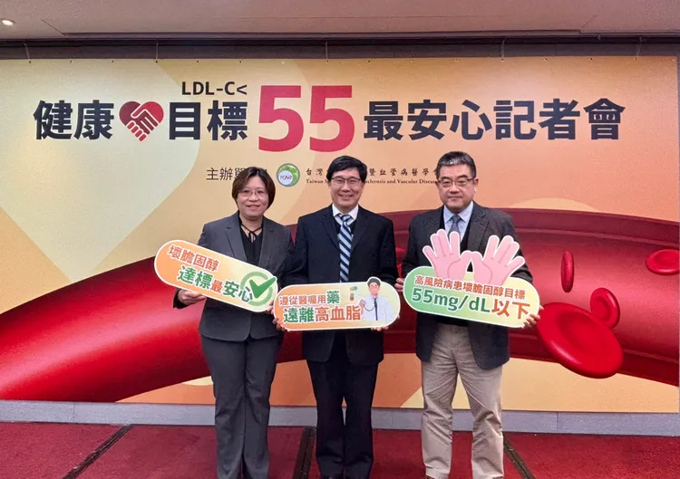 台大醫院心血管中心主任高憲立(右1)表示，低密度膽固醇降太低不會增加腦出血或失智風險。林芳如攝