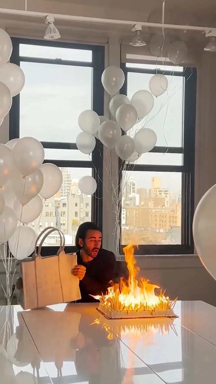 Marc Jacobs眼前火在燒仍不忘先救包。翻攝marcjacobs IG