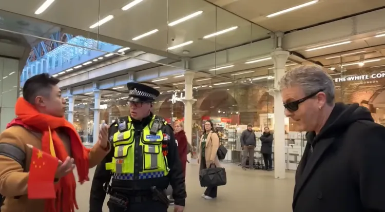 一名疑似在倫敦孔子學院教中文的男子（左）跟英國警方交涉，一旁為鋼琴家卡瓦納（右）。翻攝Youtube/Dr K Boogie Woogie (Brendan Kavanagh)