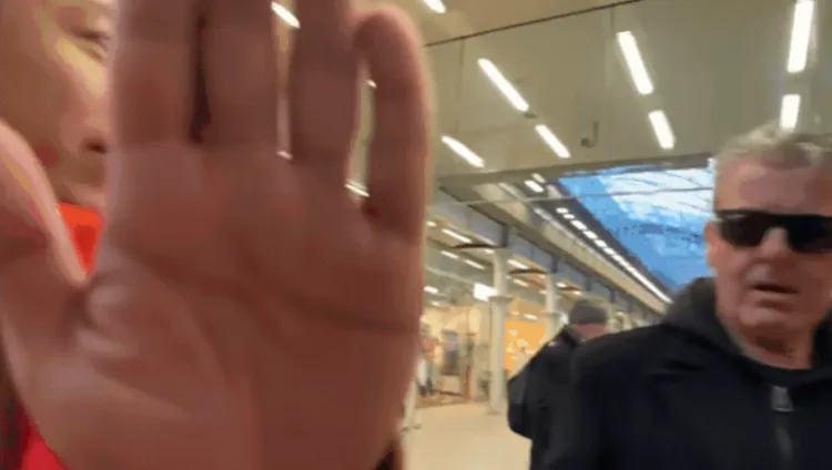 一名男子試圖阻止影片拍攝。翻攝Youtube/Dr K Boogie Woogie (Brendan Kavanagh)