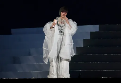 詹雅雯唱到一半突掩面崩潰大哭 腦瘤救命恩人來了!