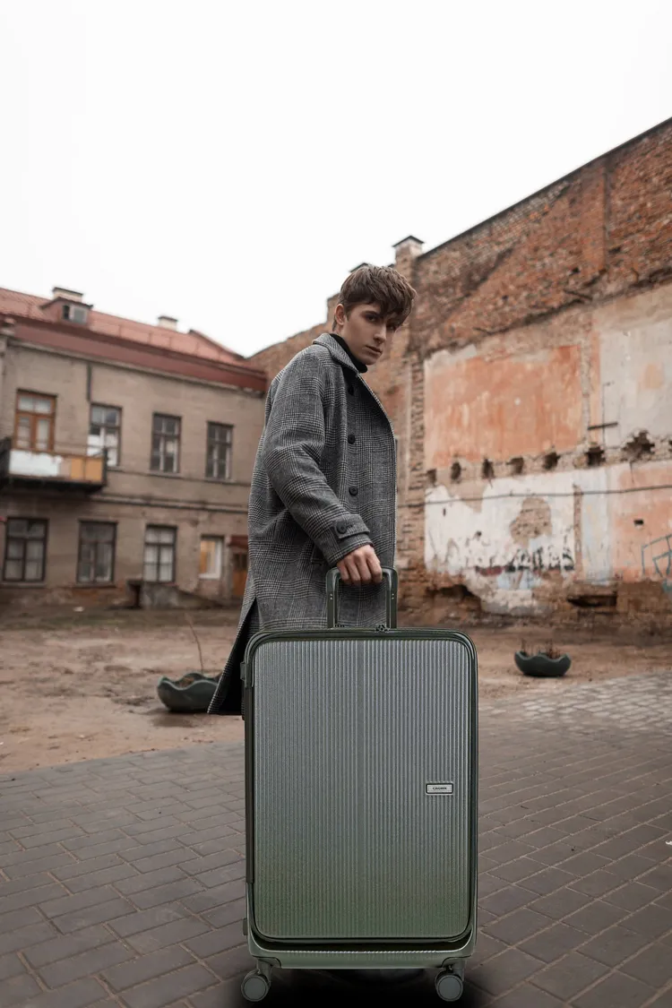 CROWN「冷淡風」旅箱盤點，全面功能開啟輕奢之旅。業者提供