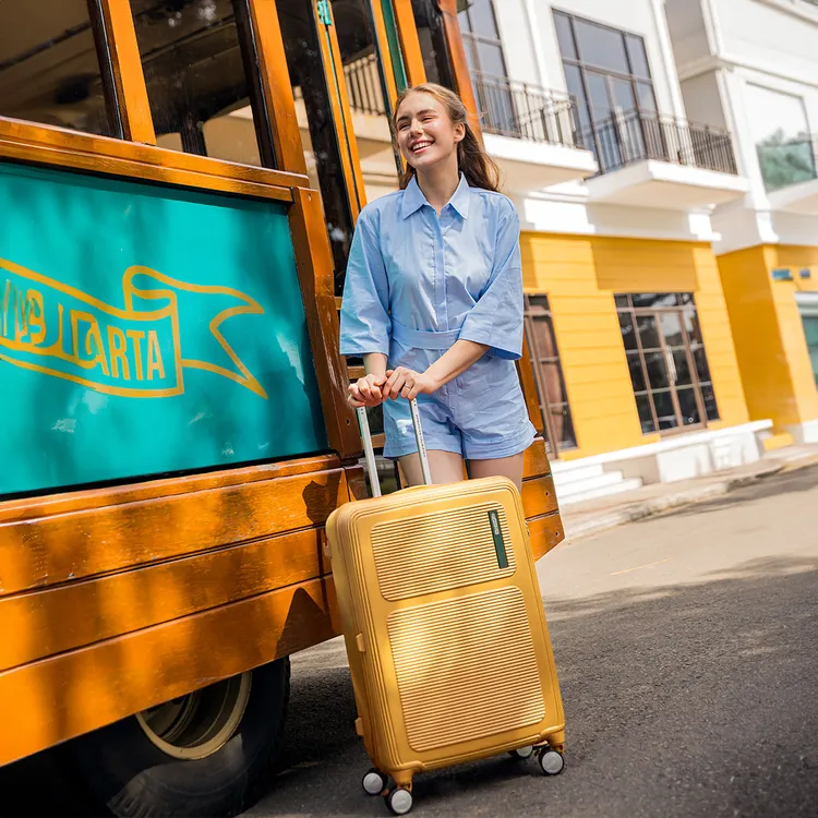 American Tourister MAXIVO時髦質感，橫紋設計感更添亮點。業者提供