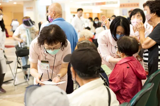 65歲以上可否買保單？曾罹癌能買癌症險？　銀髮族保險規劃「7大問答」一次看