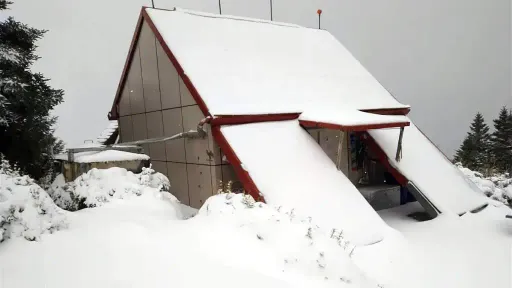 积雪30公分厚!雪霸寸步难行 山屋覆雪「美如日本合掌村」