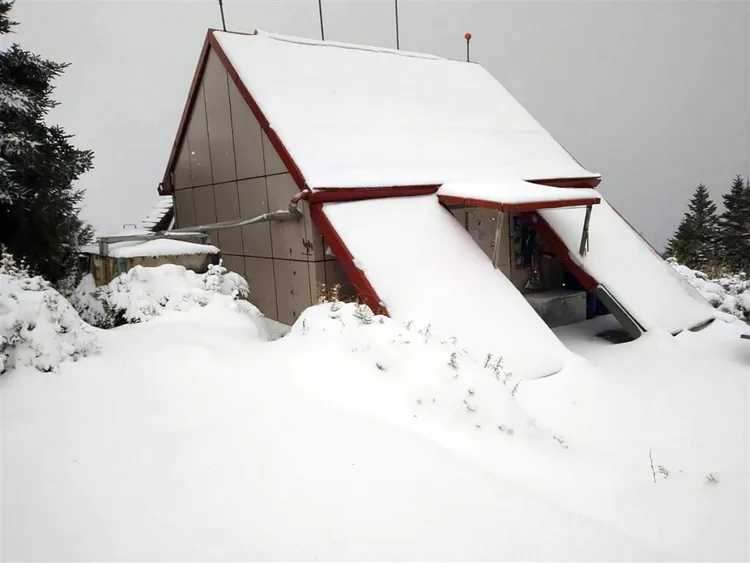 雪霸國家公園高山多處降雪，海拔3275公尺的桃山山屋，屋頂、路面全都被厚厚霜雪覆蓋，猶如披上一層白毯。（雪霸保育志工張慧芳提供）中央社