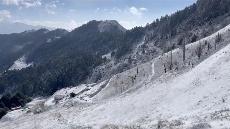 雪霸國家公園管理處24日表示，園區高山步道多處積雪，海拔約3150公尺的三六九山莊周邊積雪最深已達30公分。（雪霸保育志工鄭朝雄提供）中央社