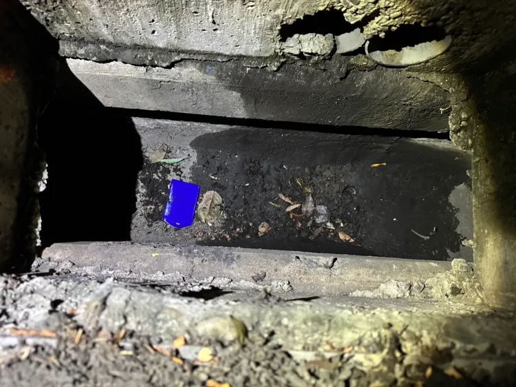 警方在黃男自稱的案發現場附近水溝，找到他丟棄的詐騙文件及證件。民眾提供