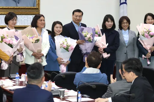 傅崐萁接總召!邀18女委獻花曾銘宗 這人卻提早離席「只留1封信」