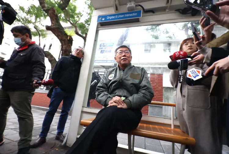 柯文哲等公車時受訪，對於柯建銘的話僅回應「我佛慈悲」。彭欣偉攝