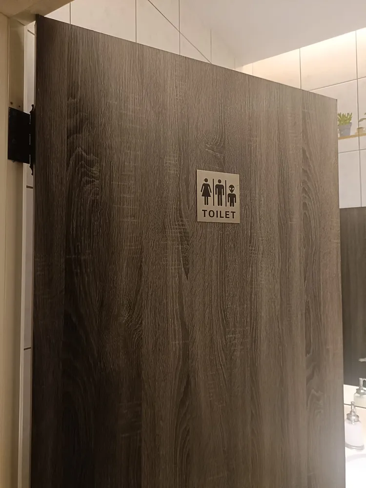 網友拍到一處公廁上的標誌，除了男女之外，旁邊還多了一個令人不解的圖案。翻攝《路上觀察學院》社團