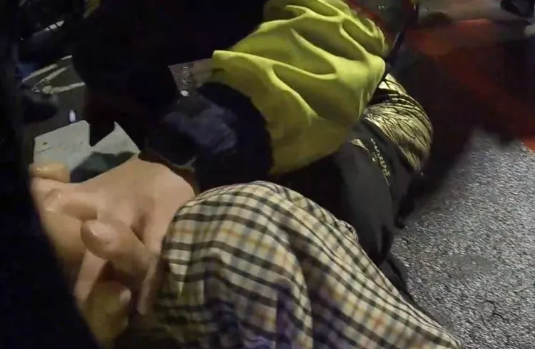 楊男酒測後又躲賓士車內，被警方強力拉出。翻攝畫面