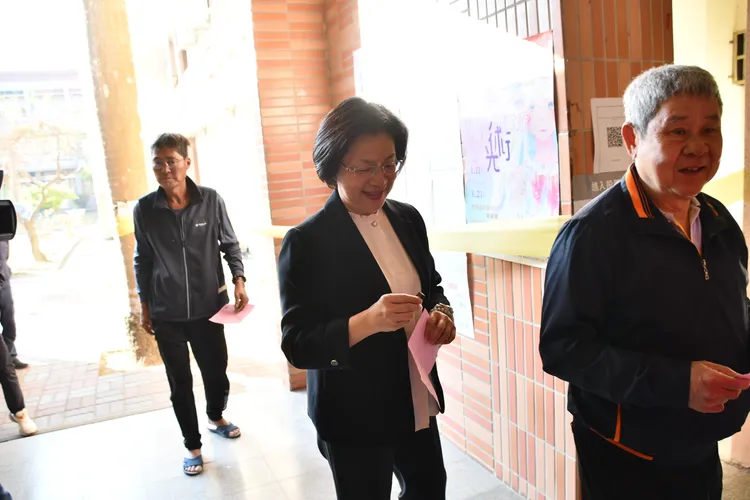 王惠美上午到鹿港鎮鹿港國中投票。縣府提供